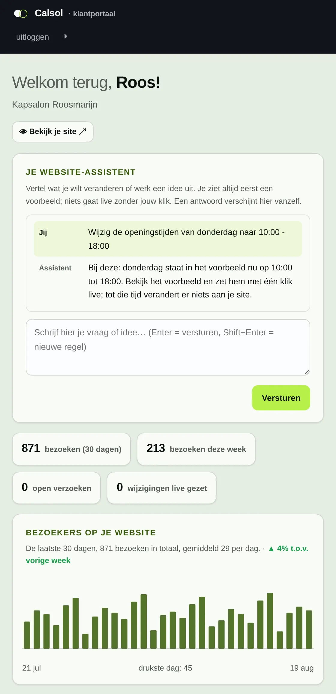 Het klantportaal met de website-assistent: de klant typt ‘wijzig de openingstijden van donderdag naar 10:00 - 18:00’, de assistent zet de wijziging klaar met een voorbeeld, en de klant zet hem met één klik live.